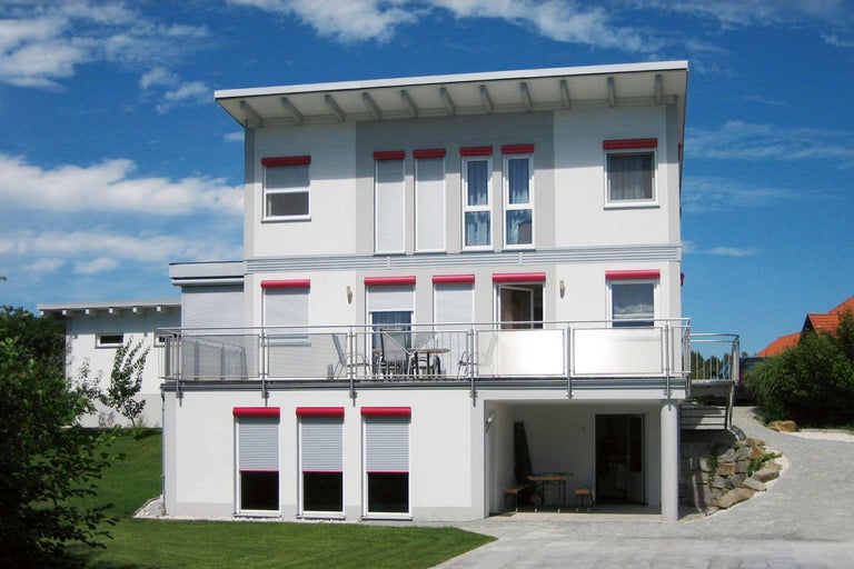 Dvougenerační dům s roletami, balkonem a zahradou