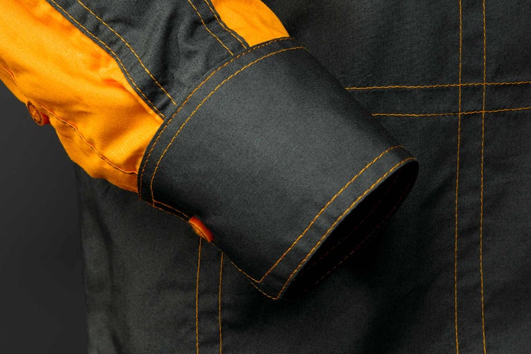 Detailní pohled na rukáv a manžetu pracovní košile