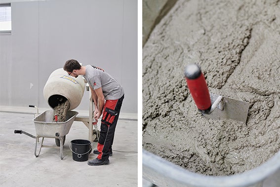 Muž lije beton z míchačky do kolečka a detailní záběr zednické lžíce v čerstvém betonu.