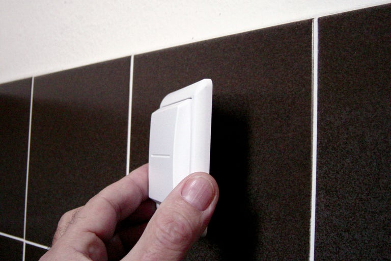 Povrchový detektor pohybu pro montáž na stěnu