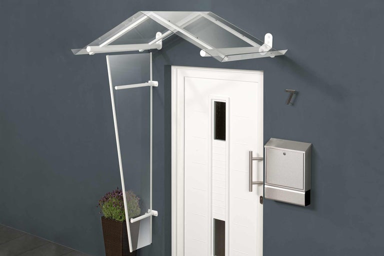 Vstupní prostor s vchodovými dveřmi, poštovní schránkou, stříškou a ochranou proti větru