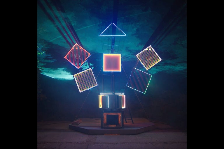 Dekorativní světelná instalace s geometrickými tvary
