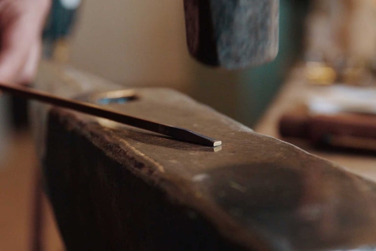 Kladivo a sekáč na kovadlině