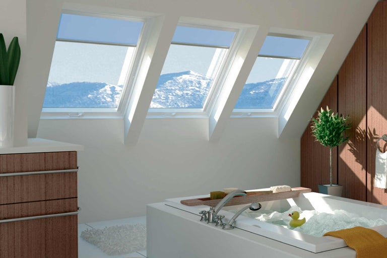 Koupelna s vanou, střešními okny a umyvadlem