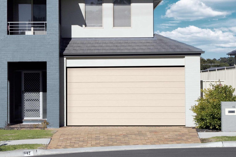 Pohled na dům s garážovými vraty