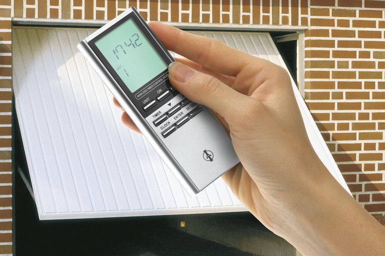 Ruka s rádiovým ovládáním garážových vrat