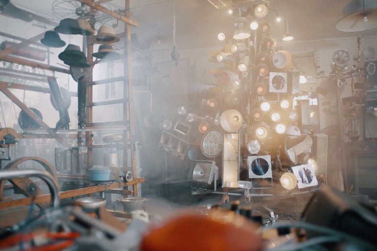 Dílna s osvětlením ve tvaru vánočního stromku a různým nářadím