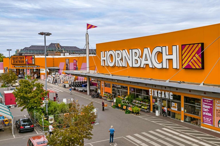 Vnější pohled na hobbymarket Hornbach s parkovištěm a vstupem