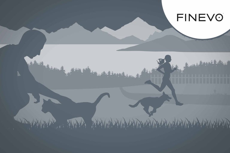 Logo Finevo se siluetou osoby hladící kočku, kočky, ženy běžící se psem, jezera a hor