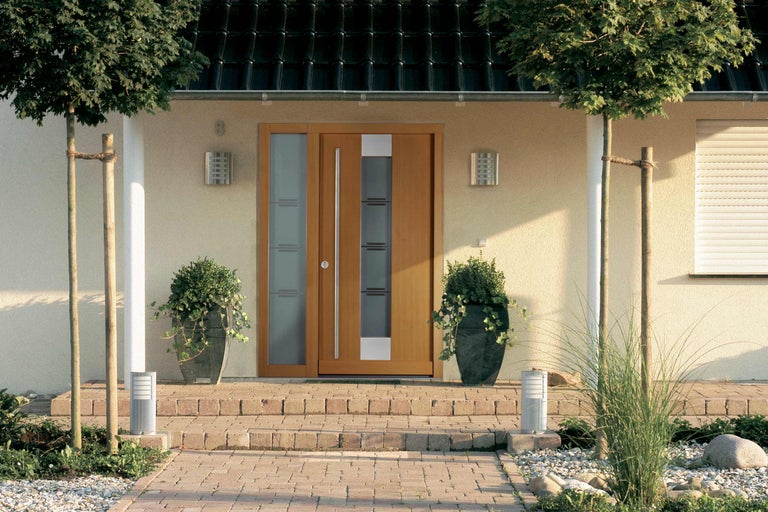 Vstupní prostor domu s vchodovými dveřmi a květináči