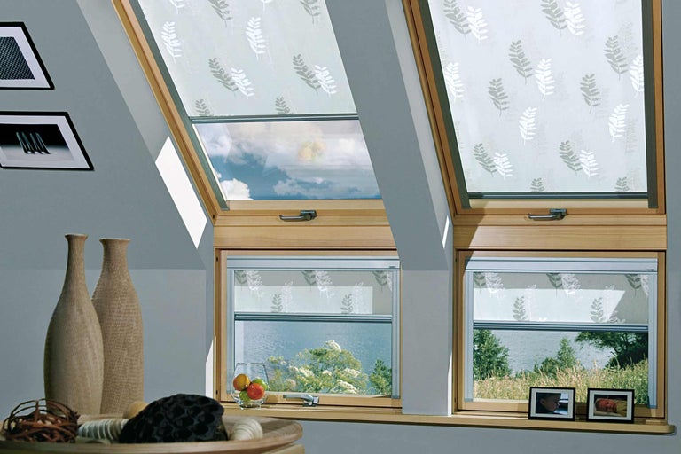 Střešní okna s roletami se vzorem květin pro lepší ochranu proti slunci