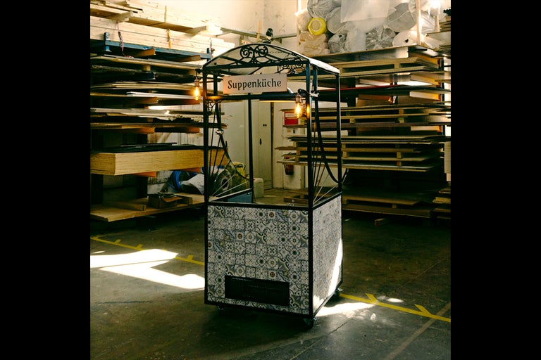 Pojízdná polévková kuchyně s dlaždicemi se vzorem a osvětlením