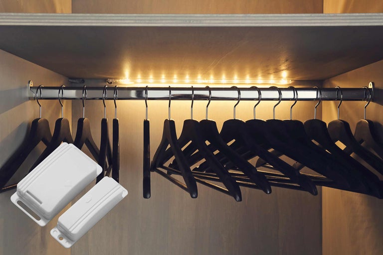 Šatní skříň s ramínky, LED světlem a detektorem pohybu