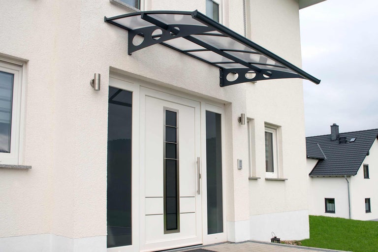 Vchodové dveře s baldachýnem na obytném domě