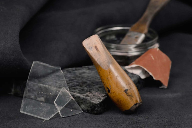 Zátiší s dřevěným nářadím, kousky skla a brusným papírem