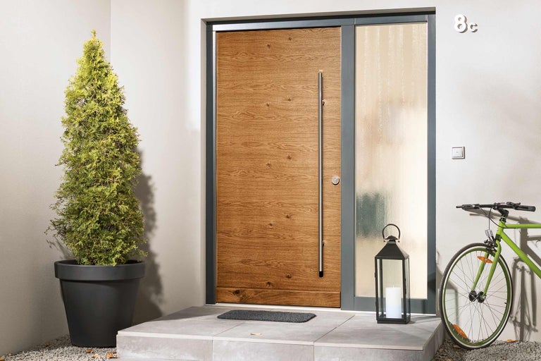 Moderní vchodové dveře s bočním dílem, strukturou dřeva, nerezovou rukojetí a dekoracemi
