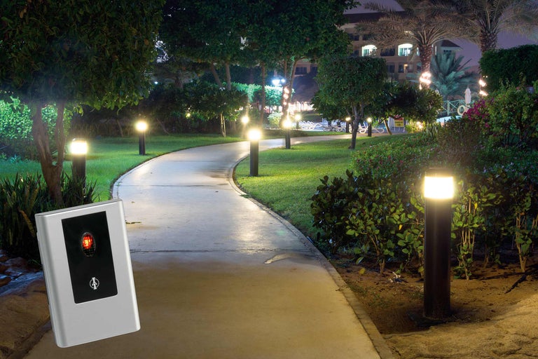 Parková krajina v noci s chodníky a osvětlením a stříbrným zařízením