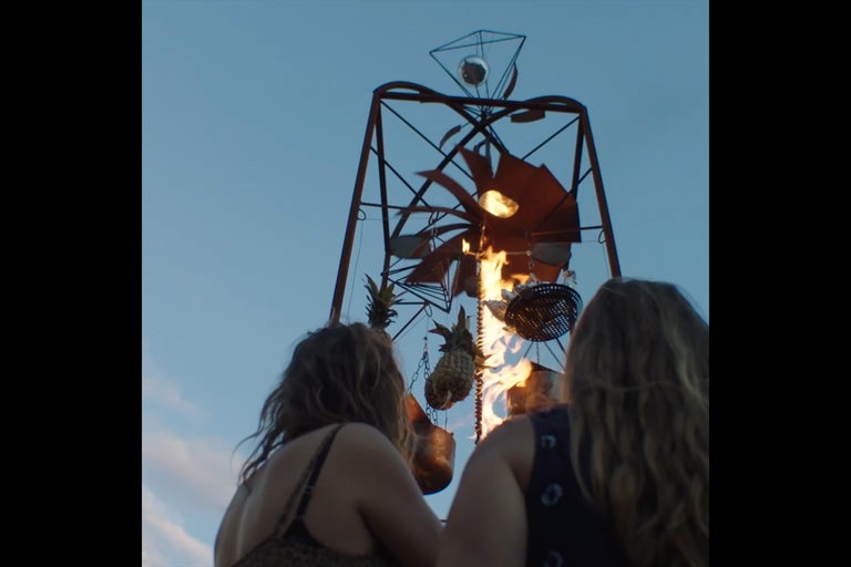 Dekorativní ohniště s kovovou konstrukcí, ananasem a košem