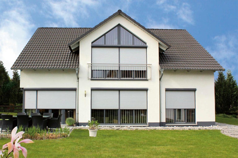 Moderní dům s roletami na oknech pro ochranu proti slunci a soukromí.