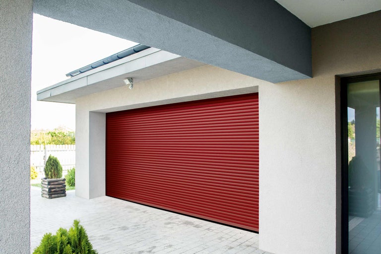 Uzavřená garážová rolovací vrata z kovu