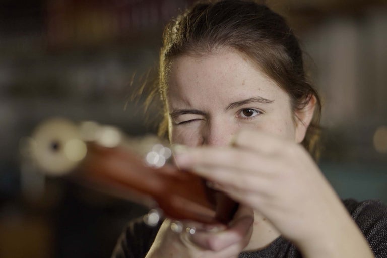 Žena míří vodováhou