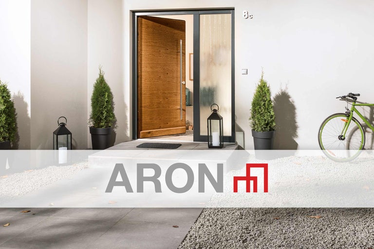 Vchodové dveře s bočním dílem, vzhled dřeva a skleněné prvky ve vstupní hale domu