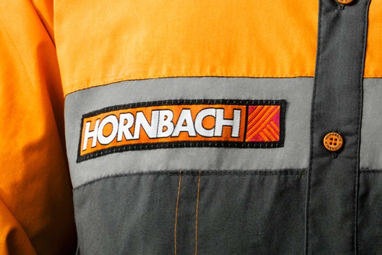 Detailní záběr pracovní bundy s logem Hornbach