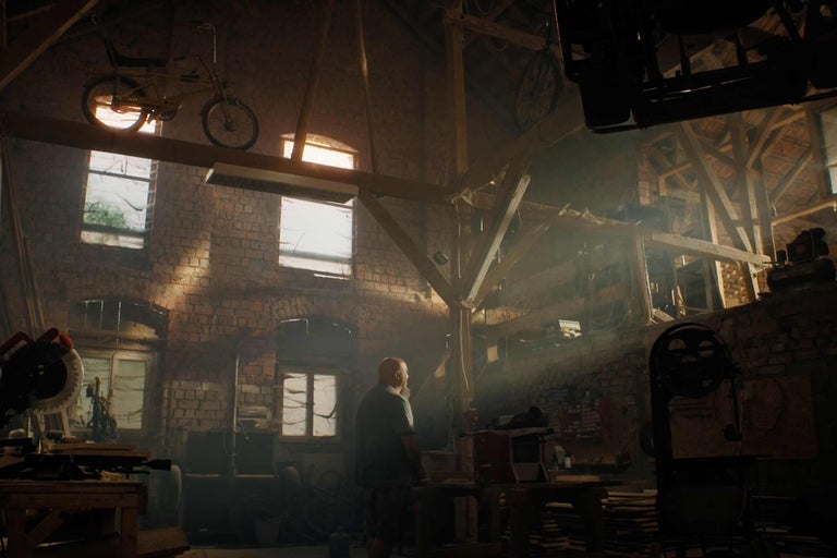 Dílna s nářadím, dřevem a mužem