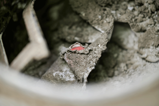 Detail znečištěné míchačky na cement.