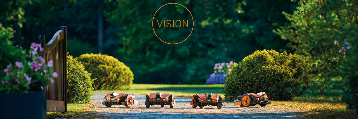 Scéna s několika robotickými sekačkami na trávu na zahradě