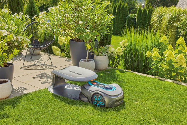 Robotická sekačka Gardena s nabíjecí stanicí na zahradě