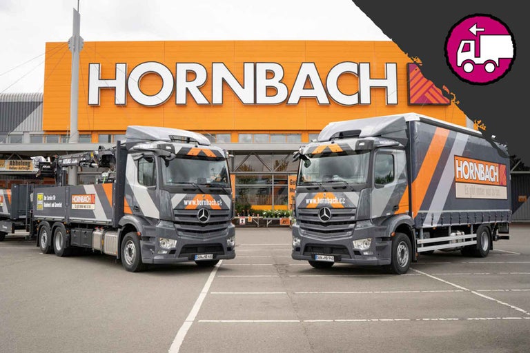 Dvě dodávky Hornbach před prodejnou Hornbach.