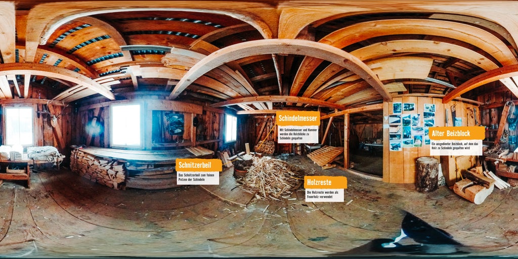 Panoramatický snímek dílny s dřevoobráběcími nástroji a skladováním dřeva