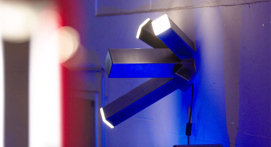 Moderní nástěnné svítidlo s několika rameny pro vnitřní osvětlení