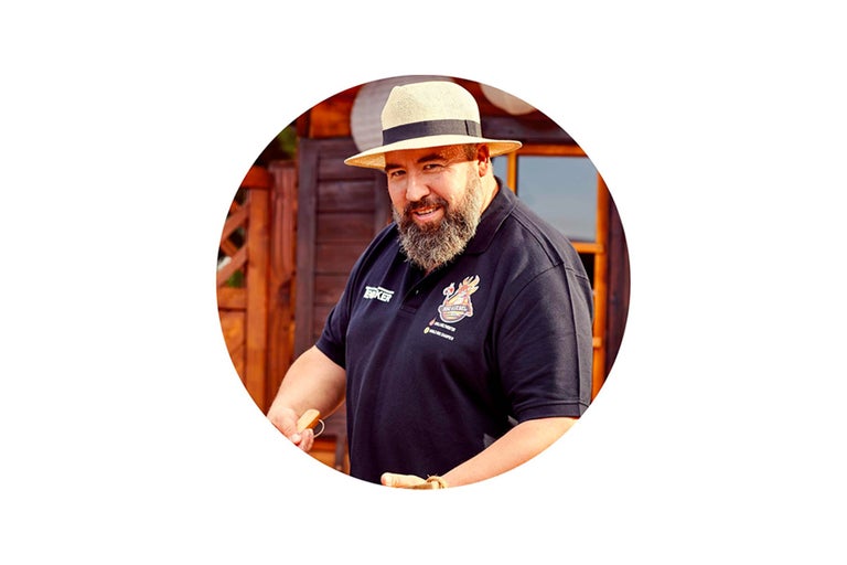 Muž s vousy a kloboukem venku