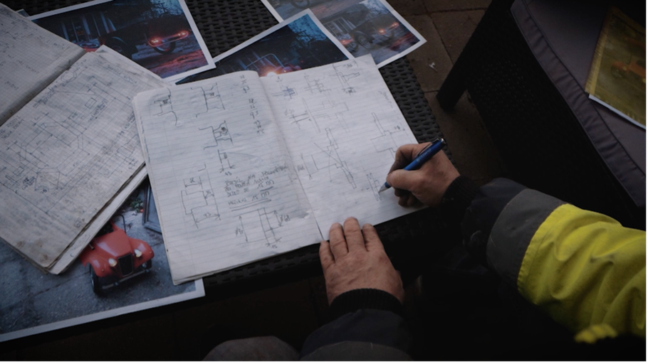 Ruční náčrtky na papíře s fotografiemi auta