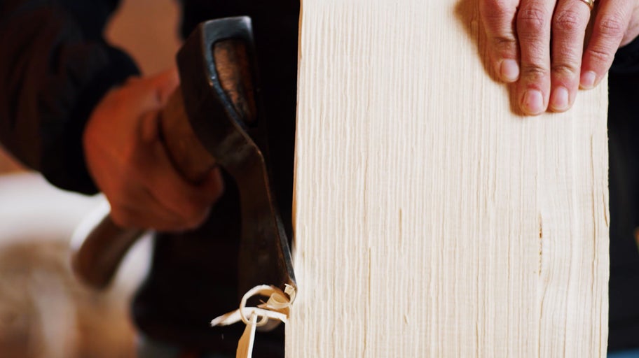 Hoblík opracovává dřevěnou desku