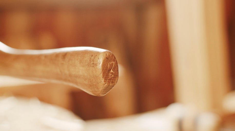 Dřevěná rukojeť s označeními