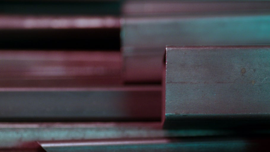 Kovové čtyřhranné trubky ve stohu