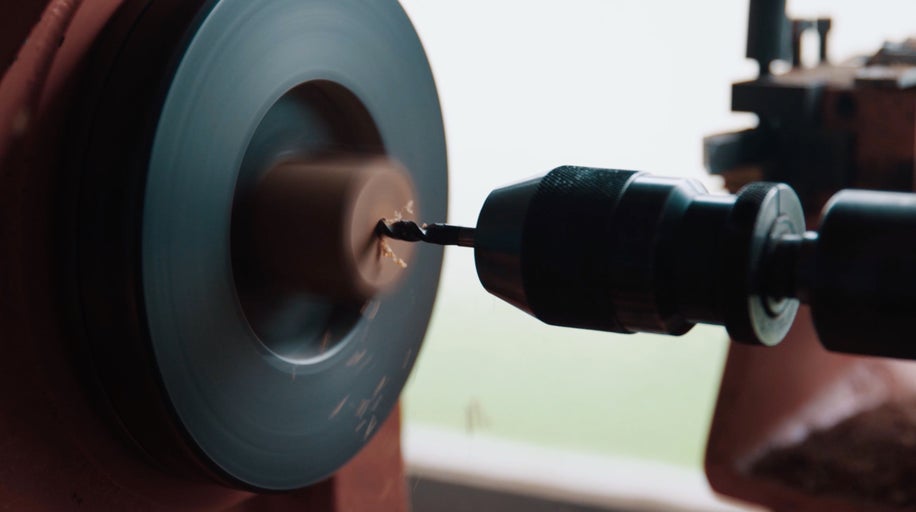 Soustruh vrtá obrobek.