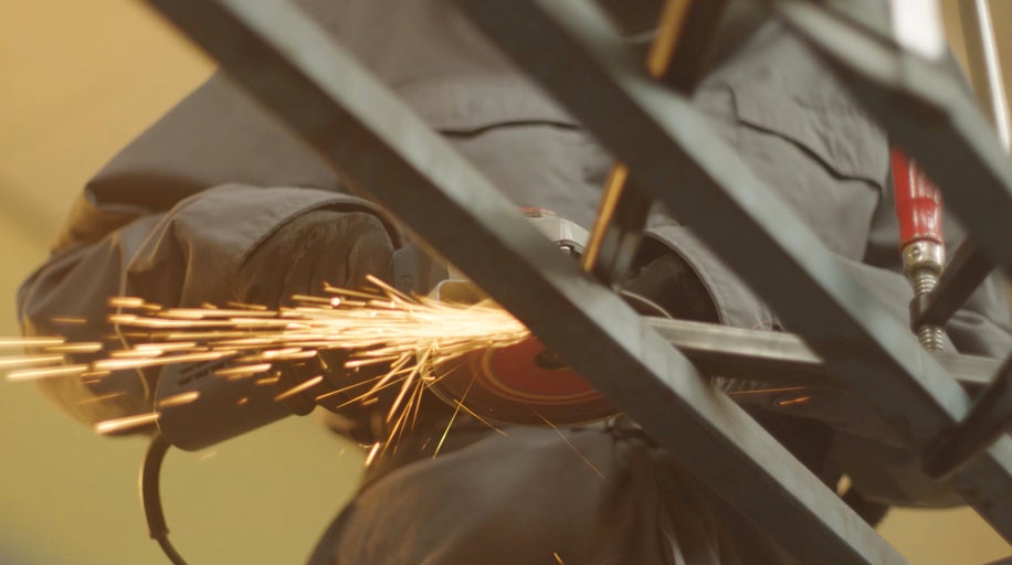 Opracování kovu s úhlovou bruskou a jiskrami