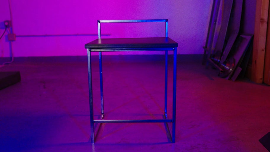 Stolička se sedákem a kovovým rámem