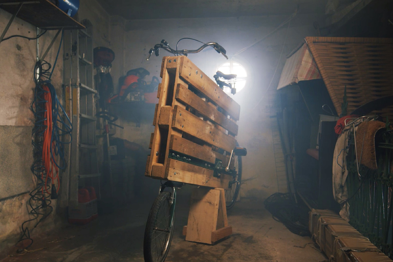 Jízdní kolo s dřevěnou paletou ve skladu