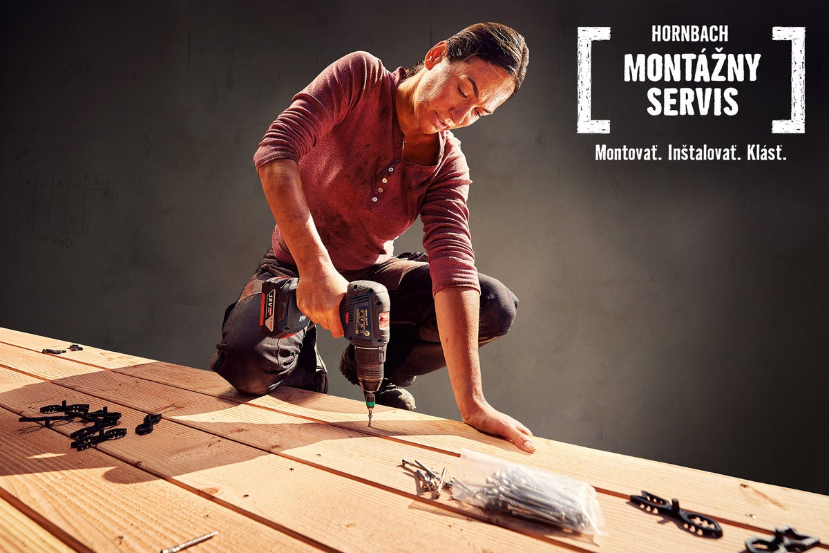 Žena pracuje s akumulátorovým šroubovákem na dřevěné terase. Montážní servis Hornbach.