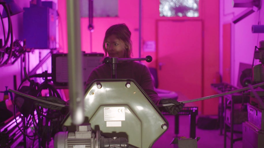 Žena pracuje s ohýbačkou trubek ZOPF.