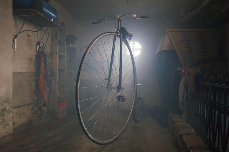 Vysoké kolo v místnosti s policemi a žebříky