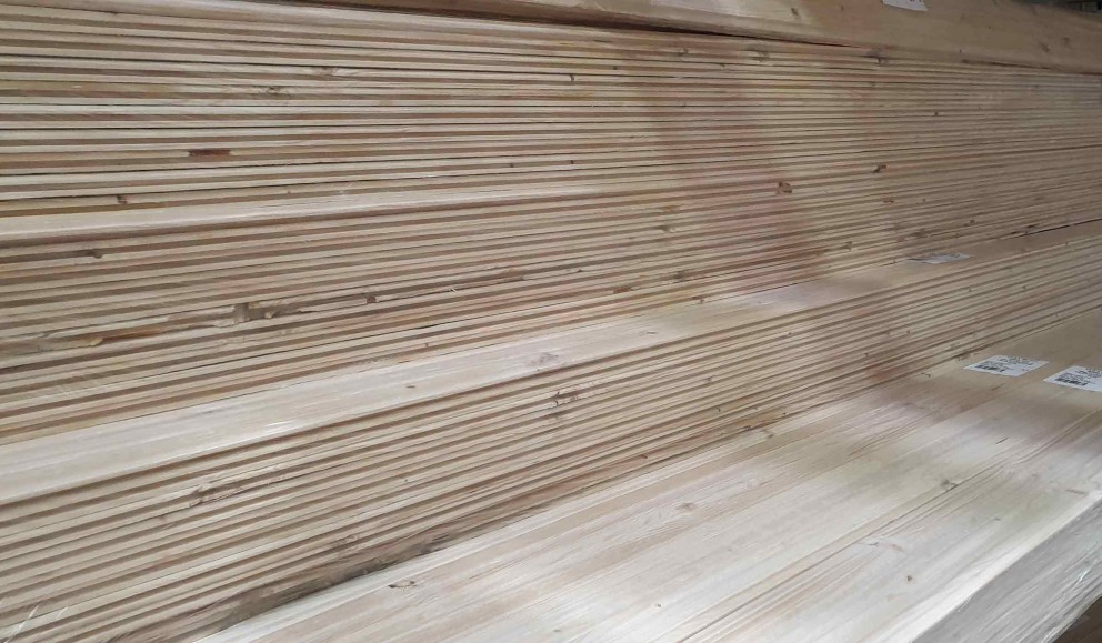 Stoh surových dřevěných prken pro stavební projekty
