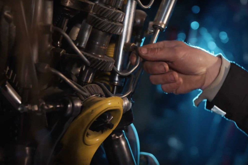 Sebastian předvádí mnohostranné jednotlivé součásti robota Sebastian předvádí mnohostranné jednotlivé součásti robota