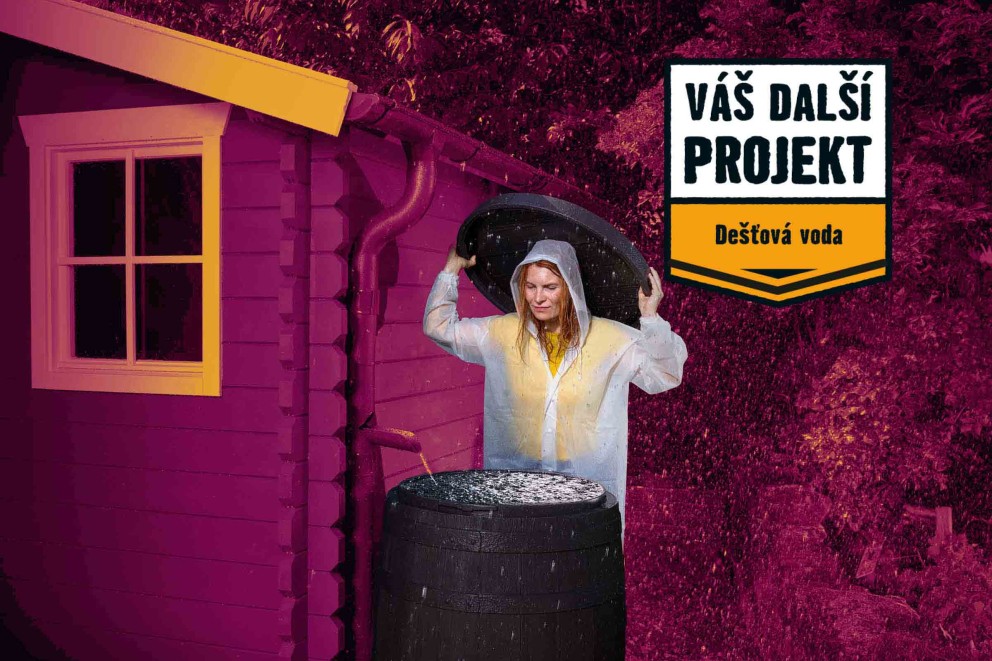 Projekt využití dešťové vody s barelem na dešťovou vodu a ženou v pláštěnce