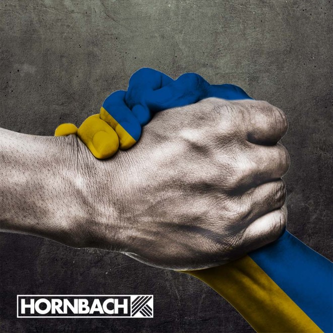 Dvě ruce se drží, pomalované barvami ukrajinské vlajky. Logo Hornbach.